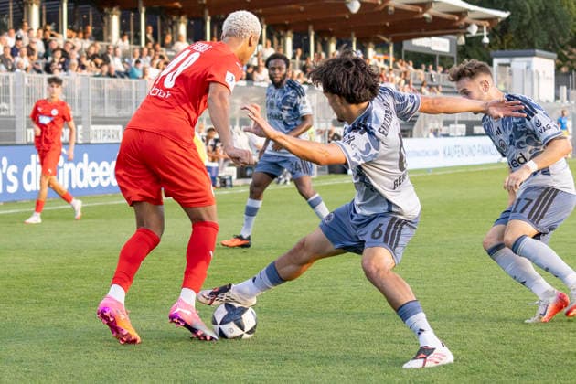 Regionalliga Südwest: Eintracht Frankfurt II - FC-Astoria Walldorf, 04.09.2026 Kenny Freßle Fressle (FC-Astoria Walldorf 40) und Ebu Bekir Is (Eintracht Frankfurt II 6) im Zweikampf um den Ball, Eintracht Frankfurt II - FC-Astoria Walldorf, Dreieich, Maxworx Sportpark, 4.9.2026 Copyright: xBEAUTIFULxSPORTS Gawlikx