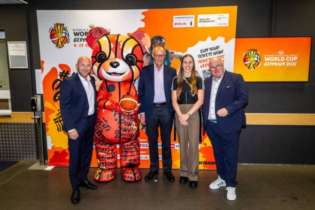 Basketball Berlin 04.09.2026 FIBA Women™s Basketball World Cup Germany 2026 Vorrunde Gruppe Spanien (ESP) - Deutschland (GER) Bundeskanzler Friedrich Merz zu Gast Ingo Weiss re. Svenja Brunckhorst 2.v.re. Ronald Rauhe (Sportstaatsminister) li.
