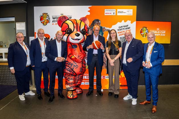 Basketball Berlin 04.09.2026 FIBA Women™s Basketball World Cup Germany 2026 Vorrunde Gruppe Spanien (ESP) - Deutschland (GER) Bundeskanzler Friedrich Merz zu Gast Ingo Weiss 2.v. re. Joachim Spägele re. Svenja Brunckhorst 3.v.re. Ronald Rauhe (Sportstaatsminister) 3. v. l. Werner Lechner l.