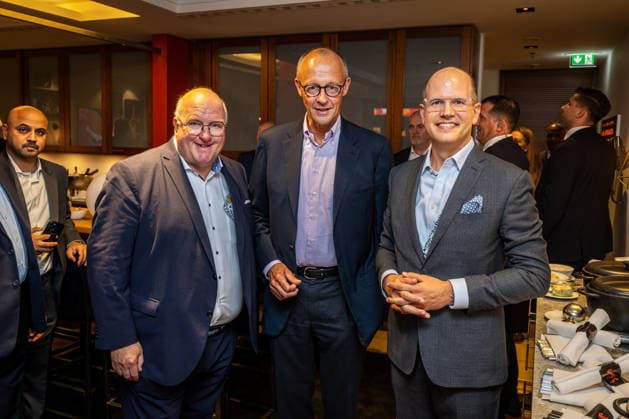 Basketball Berlin 04.09.2026 FIBA Women™s Basketball World Cup Germany 2026 Vorrunde Gruppe Spanien (ESP) - Deutschland (GER) Bundeskanzler Friedrich Merz zu Gast Ingo Weiss li. Andreas Zagklis FIBA re.