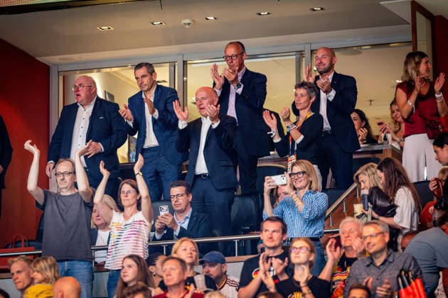 Basketball Berlin 04.09.2026 FIBA Women™s Basketball World Cup Germany 2026 Vorrunde Gruppe Spanien (ESP) - Deutschland (GER) Bundeskanzler Friedrich Merz zu Gast hi. mi. Ronald Rauhe (Sportstaatsminister) hi. re. Info Weiss li. Kai Wegner vo. mi.