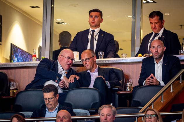 Basketball Berlin 04.09.2026 FIBA Women™s Basketball World Cup Germany 2026 Vorrunde Gruppe Spanien (ESP) - Deutschland (GER) Bundeskanzler Friedrich Merz zu Gast Ingo Weiss li.