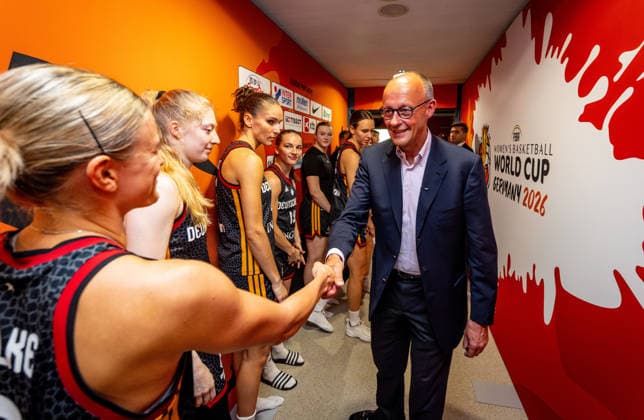 Basketball Berlin 04.09.2026 FIBA Women™s Basketball World Cup Germany 2026 Vorrunde Gruppe Spanien (ESP) - Deutschland (GER) Bundeskanzler Friedrich Merz zu Gast Besuch der Deutschen Mannschaft nach dem Spiel vor der Kabine Alexandra Wilke (Deutschland, No.03) li.