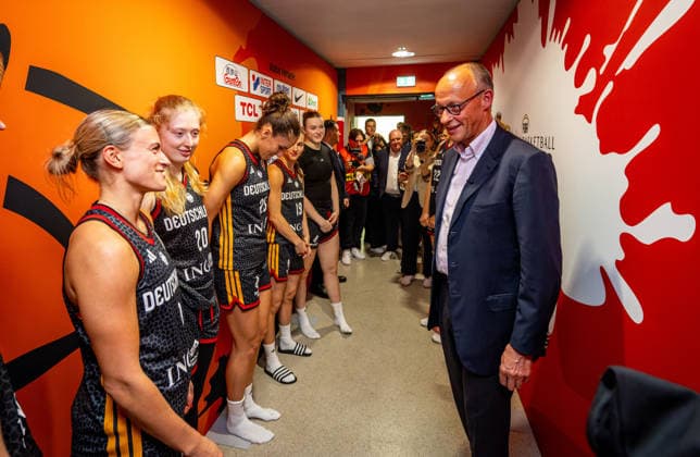 Basketball Berlin 04.09.2026 FIBA Women™s Basketball World Cup Germany 2026 Vorrunde Gruppe Spanien (ESP) - Deutschland (GER) Bundeskanzler Friedrich Merz zu Gast Besuch der Deutschen Mannschaft nach dem Spiel vor der Kabine Alexandra Wilke (Deutschland, No.03) li. Frida Bühner (Deutschland, No.20) und andere