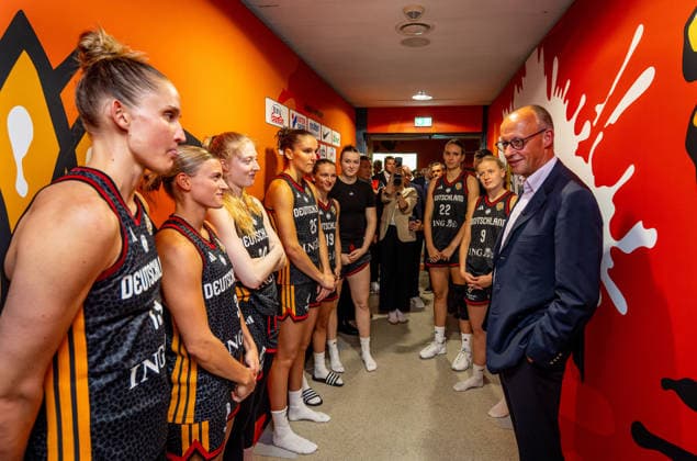 Basketball Berlin 04.09.2026 FIBA Women™s Basketball World Cup Germany 2026 Vorrunde Gruppe Spanien (ESP) - Deutschland (GER) Bundeskanzler Friedrich Merz zu Gast Besuch der Deutschen Mannschaft nach dem Spiel vor der Kabine Leonie Fiebich (Deutschland, No.13) Alexandra Wilke (Deutschland, No.03) Frida Bühner (Deutschland, No.20) und andere
