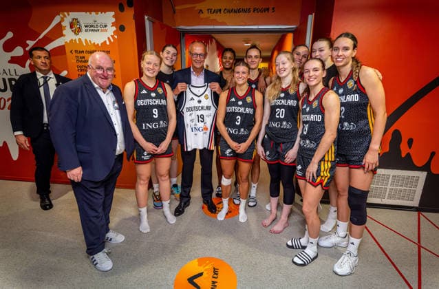 Basketball Berlin 04.09.2026 FIBA Women™s Basketball World Cup Germany 2026 Vorrunde Gruppe Spanien (ESP) - Deutschland (GER) Bundeskanzler Friedrich Merz zu Gast Besuch der Deutschen Mannschaft nach dem Spiel vor der Kabine Leonie Fiebich (Deutschland, No.13) überreichte ihm ein unterschriebenes Trikot Ingo Weiss Emma Eichmeyer (Deutschland, No.09) Luisa Geiselsöder (Deutschland, No.15) Geiselsoder Nyara Sabally (Deutschland, No.08) Alexandra Wilke (Deutschland, No.03) Leonie Fiebich (Deutschland, No.13) Frida Bühner (Deutschland, No.20) Clara Bielefeld (Deutschland, No.25) Britta Daub (Deutschland, No.19) Lina Sontag (Deutschland, No.24) Emily Bessoir (Deutschland, No.22)