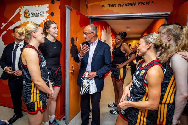 Basketball Berlin 04.09.2026 FIBA Women™s Basketball World Cup Germany 2026 Vorrunde Gruppe Spanien (ESP) - Deutschland (GER) Bundeskanzler Friedrich Merz zu Gast Besuch der Deutschen Mannschaft nach dem Spiel vor der Kabine Leonie Fiebich (Deutschland, No.13) überreichte ihm ein unterschriebenes Trikot Emma Eichmeyer (Deutschland, No.09) Luisa Geiselsöder (Deutschland, No.15) Geiselsoder Nyara Sabally (Deutschland, No.08) Alexandra Wilke (Deutschland, No.03)