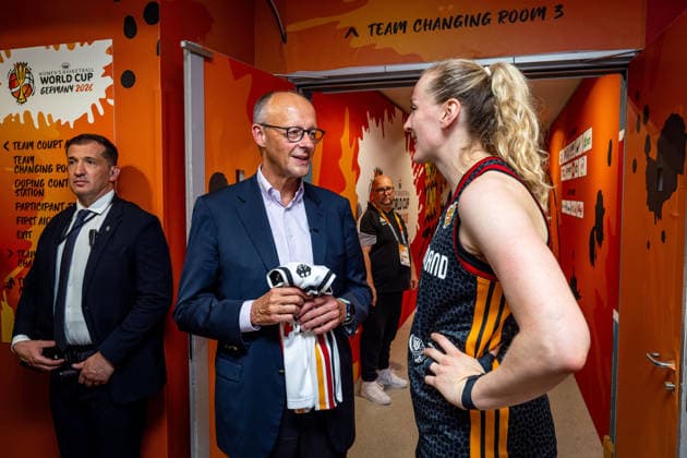 Basketball Berlin 04.09.2026 FIBA Women™s Basketball World Cup Germany 2026 Vorrunde Gruppe Spanien (ESP) - Deutschland (GER) Bundeskanzler Friedrich Merz zu Gast Besuch der Deutschen Mannschaft nach dem Spiel vor der Kabine Leonie Fiebich (Deutschland, No.13) überreichte ihm ein unterschriebenes Trikot Marie Gülich (Deutschland, No.21) Gulich