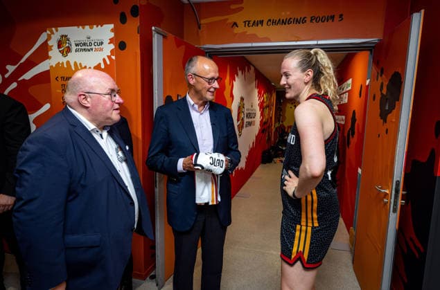 Basketball Berlin 04.09.2026 FIBA Women™s Basketball World Cup Germany 2026 Vorrunde Gruppe Spanien (ESP) - Deutschland (GER) Bundeskanzler Friedrich Merz zu Gast Besuch der Deutschen Mannschaft nach dem Spiel vor der Kabine Leonie Fiebich (Deutschland, No.13) überreichte ihm ein unterschriebenes Trikot Ingo Weiss Marie Gülich (Deutschland, No.21) Gulich