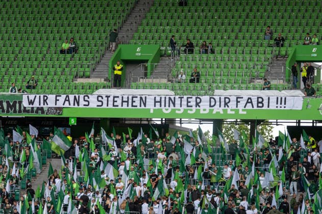Sport Bilder des Tages Deutschland: Fussball 2. Bundesliga, 4. Spieltag 2026 2027, VfL Wolfsburg - Energie Cottbus am 05.09.2026 in Wolfsburg (Volkswagen Arena): Fans, Spruchband, Fahne, Transparent mit der Aufschrift Wir Fans stehen hinter dir Fabi Fabian Reese (VfL Wolfsburg, 11) *** German Soccer 2. Bundesliga, Matchday 4, 2026–2027, VfL Wolfsburg vs. Energie Cottbus on September 5, 2026, at the Volkswagen Arena in Wolfsburg—fans, banners, flags, and a sign reading We fans are behind you, Fabi Fabian Reese, VfL Wolfsburg, 11 Copyright: xSvenxHeidmannx