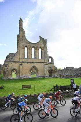 2026 Lloyds Tour of Britain Men Picture by Zac Williams SWpix.com - 05 09 2026 - Cycling - UCI ProSeries - 2026 Lloyds Tour of Britain Men - Stage 4: Helmsley to Leyburn (165.8km) - The peloton passing Byland Abbey Cycling Copyright: x xSWpix.comx(t axPhotographyxHubxLtd)xZacxWilliams SWpix.comx SWP-3030-22399