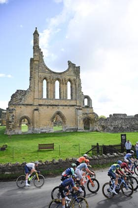 2026 Lloyds Tour of Britain Men Picture by Zac Williams SWpix.com - 05 09 2026 - Cycling - UCI ProSeries - 2026 Lloyds Tour of Britain Men - Stage 4: Helmsley to Leyburn (165.8km) - The peloton passing Byland Abbey Cycling Copyright: x xSWpix.comx(t axPhotographyxHubxLtd)xZacxWilliams SWpix.comx SWP-3030-22400