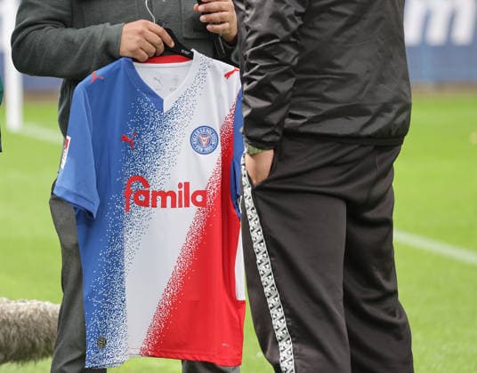 Sondertrikot 80 Jahre Schleswig Holstein Fussball, Herren, Saison 2026 2027, 2.BL, Holstein Stadion, Holstein Kiel gegen 1.FC Nuernberg DFL REGULATIONS PROHIBIT ANY USE OF PHOTOGRAPHS AS IMAGE SEQUENCES AND OR QUASI-VIDEO. *** Special Jersey: 80th Anniversary of Schleswig-Holstein Soccer, Men s Team, 2026–2027 Season, 2. Bundesliga, Holstein Stadium, Holstein Kiel vs. 1. FC Nuremberg. DFL regulations prohibit any use of photographs as image sequences and or quasi-video.