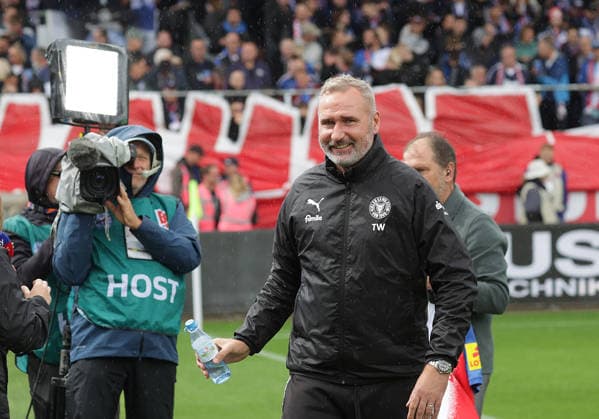 Trainer Tim Walter (Holstein Kiel) Fussball, Herren, Saison 2026 2027, 2.BL, Holstein Stadion, Holstein Kiel gegen 1.FC Nuernberg DFL REGULATIONS PROHIBIT ANY USE OF PHOTOGRAPHS AS IMAGE SEQUENCES AND OR QUASI-VIDEO. *** Coach Tim Walter, Holstein Kiel Soccer, Men s Team, 2026–2027 Season, 2nd Bundesliga, Holstein Stadium, Holstein Kiel vs. 1. FC Nuremberg. DFL regulations prohibit any use of photographs as image sequences and or quasi-video.