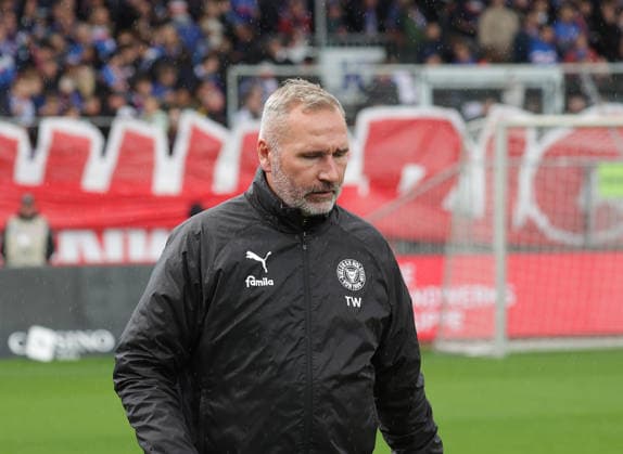 Trainer Tim Walter (Holstein Kiel) Fussball, Herren, Saison 2026 2027, 2.BL, Holstein Stadion, Holstein Kiel gegen 1.FC Nuernberg DFL REGULATIONS PROHIBIT ANY USE OF PHOTOGRAPHS AS IMAGE SEQUENCES AND OR QUASI-VIDEO. *** Coach Tim Walter, Holstein Kiel Soccer, Men s Team, 2026–2027 Season, 2nd Bundesliga, Holstein Stadium, Holstein Kiel vs. 1. FC Nuremberg. DFL regulations prohibit any use of photographs as image sequences and or quasi-video.