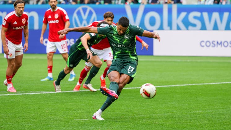 VfL vs. Cottbus, 2. BL Wolfsburg, 05.09.2026, Fußball, Herren, 2. BL, Saison 2026 2027, VfL Wolfsburg vs. FC Energie Cottbus: Robert Glatzel (VfL Wolfsburg) trifft nach Elfmeter zum 1:0 (DFL DFB REGULATIONS PROHIBIT ANY USE OF PHOTOGRAPHS as IMAGE SEQUENCES and or QUASI-VIDEO) Volkswagen Arena Niedersachsen Deutschland *** VfL vs. Cottbus, 2nd Bundesliga, Wolfsburg, September 5, 2026, Soccer, Men s, 2nd Bundesliga, 2026–2027 Season, VfL Wolfsburg vs. FC Energie Cottbus Robert Glatzel VfL Wolfsburg scores on a penalty kick to make it 1–0 DFL DFB REGULATIONS PROHIBIT ANY USE OF PHOTOGRAPHS AS IMAGE SEQUENCES AND OR QUASI-VIDEO Volkswagen Arena Lower Saxony, Germany