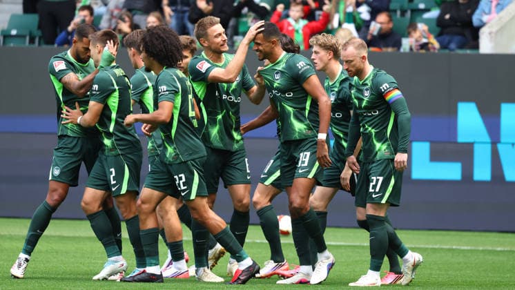VfL vs. Cottbus, 2. BL Wolfsburg, 05.09.2026, Fußball, Herren, 2. BL, Saison 2026 2027, VfL Wolfsburg vs. FC Energie Cottbus: Robert Glatzel (VfL Wolfsburg) jubelt mit Mannschaftskollegen nach seinem Elfmetertor zum 1:0 (DFL DFB REGULATIONS PROHIBIT ANY USE OF PHOTOGRAPHS as IMAGE SEQUENCES and or QUASI-VIDEO) Volkswagen Arena Niedersachsen Deutschland *** VfL vs. Cottbus, 2nd Bundesliga, Wolfsburg, September 5, 2026, Soccer, Men s, 2nd Bundesliga, 2026–2027 Season, VfL Wolfsburg vs. FC Energie Cottbus: Robert Glatzel of VfL Wolfsburg celebrates with his teammates after scoring a penalty kick to make it 1–0. DFL and DFB regulations prohibit any use of photographs as image sequences and or quasi-video. Volkswagen Arena, Lower Saxony Germany