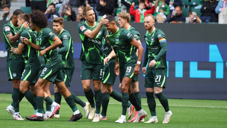 VfL vs. Cottbus, 2. BL Wolfsburg, 05.09.2026, Fußball, Herren, 2. BL, Saison 2026 2027, VfL Wolfsburg vs. FC Energie Cottbus: Robert Glatzel (VfL Wolfsburg) jubelt mit Mannschaftskollegen nach seinem Elfmetertor zum 1:0 (DFL DFB REGULATIONS PROHIBIT ANY USE OF PHOTOGRAPHS as IMAGE SEQUENCES and or QUASI-VIDEO) Volkswagen Arena Niedersachsen Deutschland *** VfL vs. Cottbus, 2nd Bundesliga, Wolfsburg, September 5, 2026, Soccer, Men s, 2nd Bundesliga, 2026–2027 Season, VfL Wolfsburg vs. FC Energie Cottbus: Robert Glatzel of VfL Wolfsburg celebrates with his teammates after scoring a penalty kick to make it 1–0. DFL and DFB regulations prohibit any use of photographs as image sequences and or quasi-video. Volkswagen Arena, Lower Saxony Germany