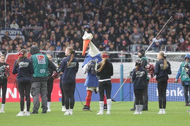 Maskottchen Stolle Fussball, Herren, Saison 2026 2027, 2.BL, Holstein Stadion, Holstein Kiel gegen 1.FC Nuernberg DFL REGULATIONS PROHIBIT ANY USE OF PHOTOGRAPHS AS IMAGE SEQUENCES AND OR QUASI-VIDEO. *** Stolle Soccer Mascot, Men s, 2026–2027 Season, 2nd Bundesliga, Holstein Stadium, Holstein Kiel vs. 1. FC Nuremberg. DFL REGULATIONS PROHIBIT ANY USE OF PHOTOGRAPHS AS IMAGE SEQUENCES AND OR QUASI-VIDEO