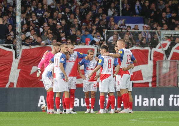 Mannschaftskreis Holstein Kiel, Sondertrikots 80 Jahre Schleswig Holstein Fussball, Herren, Saison 2026 2027, 2.BL, Holstein Stadion, Holstein Kiel gegen 1.FC Nuernberg DFL REGULATIONS PROHIBIT ANY USE OF PHOTOGRAPHS AS IMAGE SEQUENCES AND OR QUASI-VIDEO. *** Holstein Kiel Team Circle, Special Jerseys for the 80th Anniversary of Schleswig-Holstein Soccer, Men s Team, 2026–2027 Season, 2. Bundesliga, Holstein Stadium, Holstein Kiel vs. 1. FC Nuremberg. DFL regulations prohibit any use of photographs as image sequences and or quasi-video.