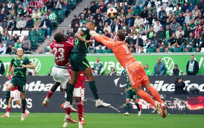 Deutschland:Fussball 2.Bundesliga 2026 2027, 4.Spieltag VfL Wolfsburg vs Energie Cottbus - Volkswagen Arena (Wolfsburg): Luftzweikampf Marcel Lotka (Energie Cottbus, 1) Robert Glatzel (VfL Wolfsburg, 19) *** Germany Soccer 2. Bundesliga 2026–2027, Matchday 4: VfL Wolfsburg vs. Energie Cottbus at Volkswagen Arena, Wolfsburg. Aerial duel: Marcel Lotka (Energie Cottbus), 1; Robert Glatzel (VfL Wolfsburg), 19 Copyright: xAymanxAlahmedx