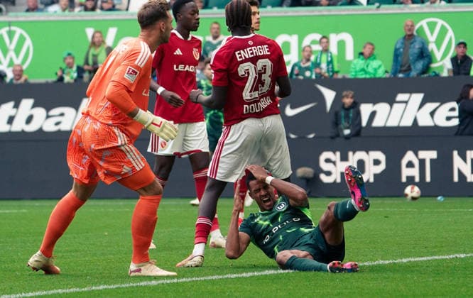 Deutschland:Fussball 2.Bundesliga 2026 2027, 4.Spieltag VfL Wolfsburg vs Energie Cottbus - Volkswagen Arena (Wolfsburg): Verletzung des Spielers Robert Glatzel (VfL Wolfsburg, 19) *** Germany Soccer 2. Bundesliga 2026–2027, Matchday 4: VfL Wolfsburg vs. Energie Cottbus at Volkswagen Arena, Wolfsburg; Injury to VfL Wolfsburg player Robert Glatzel, 19 Copyright: xAymanxAlahmedx