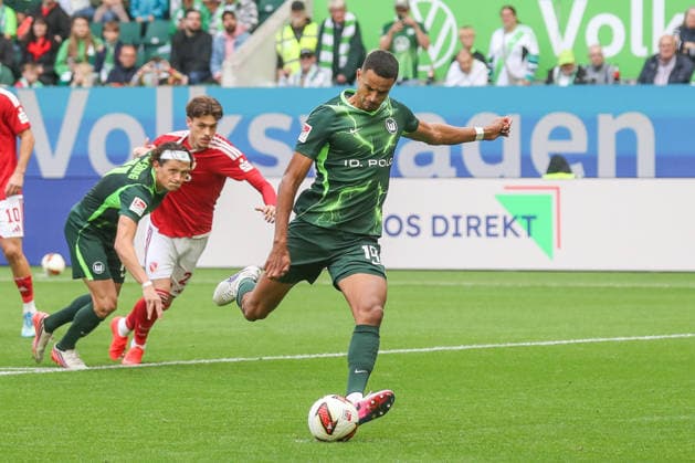 05.09.2026, xgox, Fussball - 2.Bundesliga VfL Wolfsburg - FC Energie Cottbus emspor, v.l. Tor zum 1:0 per Elfmeter durch Robert Glatzel (Wolfsburg, 19) (DFL DFB REGULATIONS PROHIBIT ANY USE OF PHOTOGRAPHS as IMAGE SEQUENCES and or QUASI-VIDEO) Wolfsburg *** September 5, 2026, xgox, Soccer, 2. Bundesliga: VfL Wolfsburg vs. FC Energie Cottbus, emspor; from left: 1–0 goal on a penalty kick by Robert Glatzel (Wolfsburg); 19. DFL and DFB regulations prohibit any use of photographs as image sequences and or quasi-video (Wolfsburg)