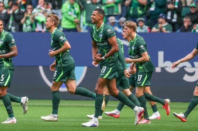 05.09.2026, xgox, Fussball - 2.Bundesliga VfL Wolfsburg - FC Energie Cottbus emspor, v.l. Jubel nach dem 1:0 durch Robert Glatzel (Wolfsburg, 19) (DFL DFB REGULATIONS PROHIBIT ANY USE OF PHOTOGRAPHS as IMAGE SEQUENCES and or QUASI-VIDEO) Wolfsburg *** September 5, 2026, xgox, Soccer, 2. Bundesliga: VfL Wolfsburg vs. FC Energie Cottbus, emspor; from left: Celebrations after Robert Glatzel’s 1–0 goal for Wolfsburg, 19. DFL and DFB regulations prohibit any use of photographs as image sequences and or quasi-video. Wolfsburg