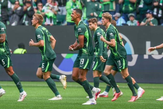 05.09.2026, xgox, Fussball - 2.Bundesliga VfL Wolfsburg - FC Energie Cottbus emspor, v.l. Jubel nach dem 1:0 durch Robert Glatzel (Wolfsburg, 19) (DFL DFB REGULATIONS PROHIBIT ANY USE OF PHOTOGRAPHS as IMAGE SEQUENCES and or QUASI-VIDEO) Wolfsburg *** September 5, 2026, xgox, Soccer, 2. Bundesliga: VfL Wolfsburg vs. FC Energie Cottbus, emspor; from left: Celebrations after Robert Glatzel’s 1–0 goal for Wolfsburg, 19. DFL and DFB regulations prohibit any use of photographs as image sequences and or quasi-video. Wolfsburg
