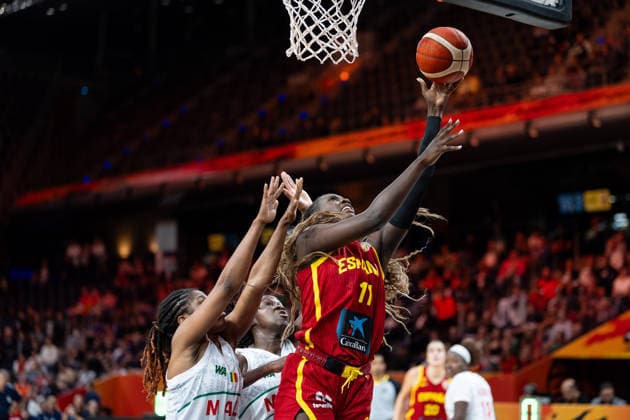 Awa Fam (Spanien, 11) beim Korbleger, GER, Mali vs. Spanien, Basketball, FIBA Women s World Cup 2026, Gruppenphase, Spieltag 2, 05.09.2026 GER, Mali vs. Spanien, Basketball, FIBA Women s World Cup 2026, Gruppenphase, Spieltag 2, 05.09.2026 Berlin Copyright: xEibner-Pressefoto MaxxVincenx EP_MVN