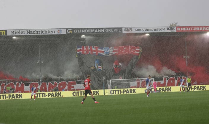 Choreo der kieler Fans Fussball, Herren, Saison 2026 2027, 2.BL, Holstein Stadion, Holstein Kiel gegen 1.FC Nuernberg DFL REGULATIONS PROHIBIT ANY USE OF PHOTOGRAPHS AS IMAGE SEQUENCES AND OR QUASI-VIDEO. *** Choreography by Kiel Fans: Soccer, Men s, 2026–2027 Season, 2. Bundesliga, Holstein Stadium, Holstein Kiel vs. 1. FC Nuremberg. DFL regulations prohibit any use of photographs as image sequences and or quasi-video.