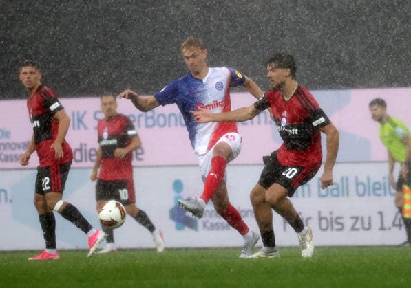 Duell zwischen Kasper Davidsen (Holstein Kiel) und Fynn Otto (1.FC Nuernberg) Fussball, Herren, Saison 2026 2027, 2.BL, Holstein Stadion, Holstein Kiel gegen 1.FC Nuernberg DFL REGULATIONS PROHIBIT ANY USE OF PHOTOGRAPHS AS IMAGE SEQUENCES AND OR QUASI-VIDEO. *** Head-to-head between Kasper Davidsen of Holstein Kiel and Fynn Otto of 1. FC Nuremberg; Men s Soccer, 2026–2027 Season, 2. Bundesliga, Holstein Stadium, Holstein Kiel vs. 1. FC Nuremberg DFL REGULATIONS PROHIBIT ANY USE OF PHOTOGRAPHS AS IMAGE SEQUENCES AND OR QUASI-VIDEO