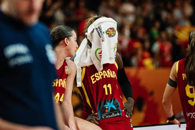 FIBA Women™s Basketball World Cup 2026: Mali vs. Spanien, 05.09.2026 Awa Fam (Spanien, 11) verdeckt ihr Gesicht mit einem Handtuch; Basketball, FIBA Women™s Basketball World Cup 2026, Gruppenphase, Gruppe A, 2. Spieltag: Mali vs. Spanien am 05.09.2026 in der Max-Schmeling-Halle, Berlin Copyright: xBEAUTIFULxSPORTS Tonhäuserx