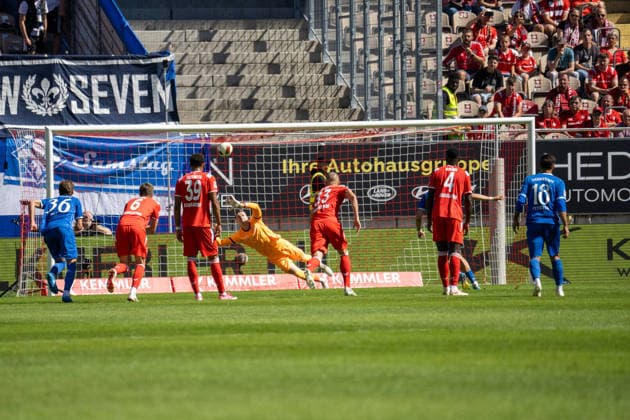 05.09.2026, xdaymx, Fussball 2.Bundesliga, 1.FC Kaiserslautern - SV Darmstadt 98. Julian Krahl (1.FC Kaiserslautern) ist schon geschlagen beim gegnerischen Elfmeter, der von Lance Duijvestijn (Darmstadt 98) an die Latte geschossen wird Kaiserslautern *** September 5, 2026, xdaymx, Soccer 2. Bundesliga, 1 FC Kaiserslautern vs. SV Darmstadt 98 Julian Krahl 1 FC Kaiserslautern is already defeated when the opposing team’s penalty kick, taken by Lance Duijvestijn of Darmstadt 98, hits the crossbar Kaiserslautern