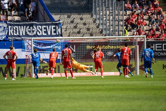 05.09.2026, xdaymx, Fussball 2.Bundesliga, 1.FC Kaiserslautern - SV Darmstadt 98. Julian Krahl (1.FC Kaiserslautern) ist schon geschlagen beim gegnerischen Elfmeter, der von Lance Duijvestijn (Darmstadt 98) an die Latte geschossen wird Kaiserslautern *** September 5, 2026, xdaymx, Soccer 2. Bundesliga, 1 FC Kaiserslautern vs. SV Darmstadt 98 Julian Krahl 1 FC Kaiserslautern is already defeated when the opposing team’s penalty kick, taken by Lance Duijvestijn of Darmstadt 98, hits the crossbar Kaiserslautern