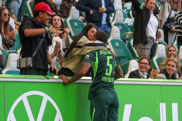 05.09.2026, xgox, Fussball - 2.Bundesliga VfL Wolfsburg - FC Energie Cottbus emspor, v.l. Jubel nach 2:0 durch Vinicius Souza (Wolfsburg, 5), holt sich einen Kuss von seiner Patnerin Freundin (DFL DFB REGULATIONS PROHIBIT ANY USE OF PHOTOGRAPHS as IMAGE SEQUENCES and or QUASI-VIDEO) Wolfsburg *** September 5, 2026, xgox, Soccer, 2. Bundesliga, VfL Wolfsburg vs. FC Energie Cottbus, emspor, from left: Celebrations after Vinicius Souza scores the 2-0 goal for Wolfsburg, 5, gets a kiss from his girlfriend DFL DFB REGULATIONS PROHIBIT ANY USE OF PHOTOGRAPHS AS IMAGE SEQUENCES AND OR QUASI-VIDEO Wolfsburg