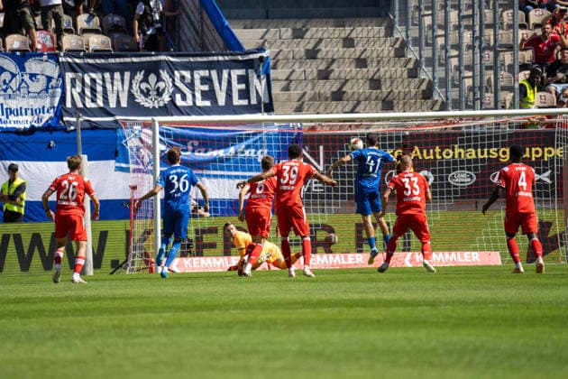05.09.2026, xdaymx, Fussball 2.Bundesliga, 1.FC Kaiserslautern - SV Darmstadt 98. Julian Krahl (1.FC Kaiserslautern) ist schon geschlagen beim gegnerischen Elfmeter, der von Lance Duijvestijn (Darmstadt 98) an die Latte geschossen wird. Lance Duijvestijn (Darmstadt 98) versucht vergeblich den Abpraller auf tor zu köpfen Kaiserslautern *** September 5, 2026, xdaymx, Soccer 2. Bundesliga, 1. FC Kaiserslautern vs. SV Darmstadt 98 Julian Krahl 1. FC Kaiserslautern is already beaten on the opponent’s penalty kick, which Lance Duijvestijn of Darmstadt 98 hits off the crossbar. Lance Duijvestijn of Darmstadt 98 tries in vain to head the rebound into the goal. Kaiserslautern