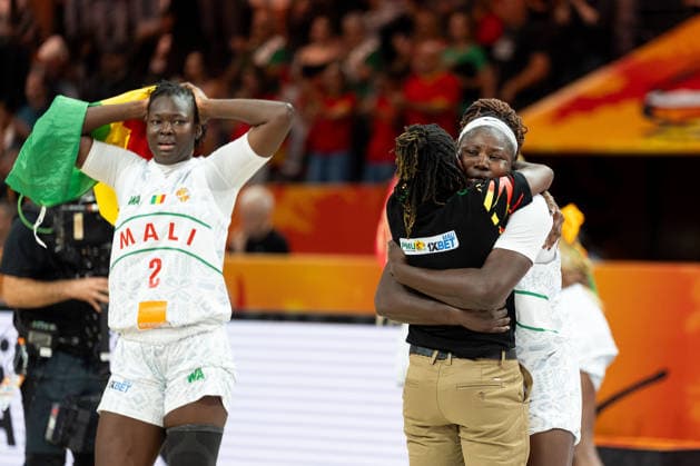 Aminata Sangare (Mali, 02), Diana Gandega (Mali, Assistenztrainerin) und Alima Dembele (Mali, 12) jubelt Jubel nach Sieg Spielende, GER, Mali vs. Spanien, Basketball, FIBA Women s World Cup 2026, Gruppenphase, Spieltag 2, 05.09.2026 GER, Mali vs. Spanien, Basketball, FIBA Women s World Cup 2026, Gruppenphase, Spieltag 2, 05.09.2026 Berlin Copyright: xEibner-Pressefoto MaxxVincenx EP_MVN