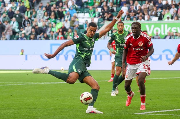 05.09.2026, xgox, Fussball - 2.Bundesliga VfL Wolfsburg - FC Energie Cottbus emspor, v.l. Robert Glatzel (Wolfsburg, 19) Torschuss, schiesst den Ball aufs Tor, Schuss (DFL DFB REGULATIONS PROHIBIT ANY USE OF PHOTOGRAPHS as IMAGE SEQUENCES and or QUASI-VIDEO) Wolfsburg *** September 5, 2026, xgox, Soccer, 2. Bundesliga, VfL Wolfsburg vs. FC Energie Cottbus, emspor, from left: Robert Glatzel (Wolfsburg), 19th shot on goal, shoots the ball toward the goal, Shot DFL DFB REGULATIONS PROHIBIT ANY USE OF PHOTOGRAPHS AS IMAGE SEQUENCES AND OR QUASI-VIDEO Wolfsburg