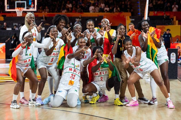 malische Mannschaft jubelt Jubel nach Sieg Spielende, Djeneba N Diaye (Mali, 50), Djeneba Sangare (Mali, 09), Kamite Elisabeth Dabou (Mali, 22), Aminata Sangare (Mali, 02), Rokia Doumbia (Mali, 52), Naignouma Coulibaly (Mali, 15), Teamfoto, Mannschaftsbild, GER, Mali vs. Spanien, Basketball, FIBA Women s World Cup 2026, Gruppenphase, Spieltag 2, 05.09.2026 GER, Mali vs. Spanien, Basketball, FIBA Women s World Cup 2026, Gruppenphase, Spieltag 2, 05.09.2026 Berlin Copyright: xEibner-Pressefoto MaxxVincenx EP_MVN