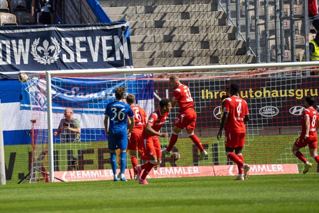 05.09.2026, xdaymx, Fussball 2.Bundesliga, 1.FC Kaiserslautern - SV Darmstadt 98. Julian Krahl (1.FC Kaiserslautern) und die Mannschaft von Kaiserslautern jubelt, nachdem der Elfmeter von Darmstadt nicht verwandelt wurde. Kaiserslautern *** September 5, 2026, xdaymx, Soccer, 2. Bundesliga, 1. FC Kaiserslautern vs. SV Darmstadt 98, Julian Krahl, 1. FC Kaiserslautern, and the Kaiserslautern team celebrate after Darmstadt failed to convert a penalty kick, Kaiserslautern