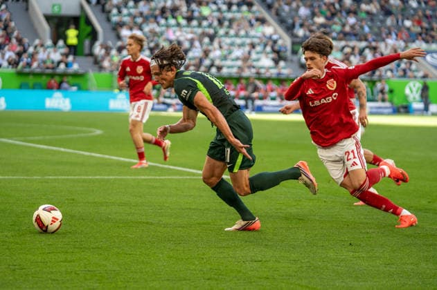 Deutschland: Fussball 2. Bundesliga, 4. Spieltag 2026 2027, VfL Wolfsburg - Energie Cottbus am 05.09.2026 in Wolfsburg (Volkswagen Arena): Zweikampf Fabian Reese (VfL Wolfsburg, 11) und Luca Erlein (Energie Cottbus, 21) *** German Soccer 2. Bundesliga, Matchday 4, 2026–2027, VfL Wolfsburg vs. Energie Cottbus on September 5, 2026, at the Volkswagen Arena in Wolfsburg. A tackle between Fabian Reese of VfL Wolfsburg (No. 11) and Luca Erlein of Energie Cottbus (No. 21). Copyright: xSvenxHeidmannx
