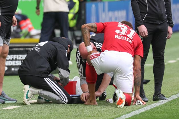 05.09.2026, xgox, Fussball, 2. Bundesliga, VfL Wolfsburg - FC Energie Cottbus v.l. Justin Butler (Cottbus, 31) verletzt, Verletzung, injury, injured (DFL DFB REGULATIONS PROHIBIT ANY USE OF PHOTOGRAPHS as IMAGE SEQUENCES and or QUASI-VIDEO) Wolfsburg *** September 5, 2026, xgox, Soccer, 2. Bundesliga, VfL Wolfsburg vs. FC Energie Cottbus, Justin Butler (Cottbus), 31, injured, injury, injured. DFL and DFB regulations prohibit any use of photographs as image sequences and or quasi-video. Wolfsburg