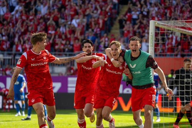 05.09.2026, xdaymx, Fussball 2.Bundesliga, 1.FC Kaiserslautern - SV Darmstadt 98. Torjubel zur 1:0 Führung. vl., Paul Joly (1.FC Kaiserslautern)Vorlagengeber Semih Sahin (1.FC Kaiserslautern), Torschütze Mario Sauer (1.FC Kaiserslautern) und Auswechselspieler Erencan Yardimci (1.FC Kaiserslautern) Kaiserslautern *** September 5, 2026, xdaymx, Soccer 2. Bundesliga, 1. FC Kaiserslautern vs. SV Darmstadt 98, Goal celebration after taking a 1-0 lead (first half), Paul Joly (1. FC Kaiserslautern), assist by Semih Sahin (1. FC Kaiserslautern), Goal scorer Mario Sauer, 1. FC Kaiserslautern, and substitute Erencan Yardimci, 1. FC Kaiserslautern, Kaiserslautern