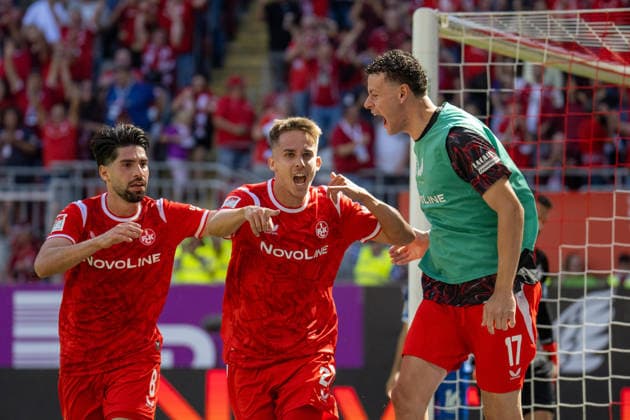 05.09.2026, xdaymx, Fussball 2.Bundesliga, 1.FC Kaiserslautern - SV Darmstadt 98. Torjubel zur 1:0 Führung. vl. Vorlagengeber Semih Sahin (1.FC Kaiserslautern), Torschütze Mario Sauer (1.FC Kaiserslautern) und Auswechselspieler Erencan Yardimci (1.FC Kaiserslautern) Kaiserslautern *** September 5, 2026, xdaymx, Soccer, 2. Bundesliga, 1 FC Kaiserslautern vs. SV Darmstadt 98: Celebration of the 1–0 lead by assist provider Semih Sahin (1 FC Kaiserslautern), goal scorer Mario Sauer (1 FC Kaiserslautern), and substitute Erencan Yardimci (1 FC Kaiserslautern) in Kaiserslautern