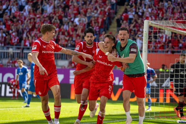 05.09.2026, xdaymx, Fussball 2.Bundesliga, 1.FC Kaiserslautern - SV Darmstadt 98. Torjubel zur 1:0 Führung. vl., Paul Joly (1.FC Kaiserslautern)Vorlagengeber Semih Sahin (1.FC Kaiserslautern), Torschütze Mario Sauer (1.FC Kaiserslautern) und Auswechselspieler Erencan Yardimci (1.FC Kaiserslautern) Kaiserslautern *** September 5, 2026, xdaymx, Soccer 2. Bundesliga, 1. FC Kaiserslautern vs. SV Darmstadt 98, Celebration of the 1–0 lead, Paul Joly (1. FC Kaiserslautern), assist by Semih Sahin (1. FC Kaiserslautern), Goal scorer Mario Sauer (1. FC Kaiserslautern) and substitute Erencan Yardimci (1. FC Kaiserslautern) – Kaiserslautern