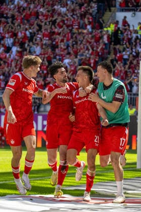 05.09.2026, xdaymx, Fussball 2.Bundesliga, 1.FC Kaiserslautern - SV Darmstadt 98. Torjubel zur 1:0 Führung. vl., Paul Joly (1.FC Kaiserslautern)Vorlagengeber Semih Sahin (1.FC Kaiserslautern), Torschütze Mario Sauer (1.FC Kaiserslautern) und Auswechselspieler Erencan Yardimci (1.FC Kaiserslautern) Kaiserslautern *** September 5, 2026, xdaymx, Soccer 2. Bundesliga, 1. FC Kaiserslautern vs. SV Darmstadt 98, Celebration of the 1–0 lead, Paul Joly (1. FC Kaiserslautern), assist by Semih Sahin (1. FC Kaiserslautern), Goal scorer Mario Sauer (1. FC Kaiserslautern) and substitute Erencan Yardimci (1. FC Kaiserslautern) – Kaiserslautern