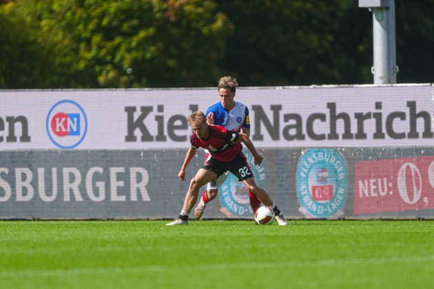 Tim Janisch (1. FC Nürnberg, 32), Jonas Therkelsen (Holstein Kiel, 10) GER, Holstein Kiel vs. 1. FC Nürnberg, Fußball, 2. Bundesliga, Spieltag 04, Saison 2026 2027, 05.09.2026 DFL REGULATIONS PROHIBIT ANY USE OF PHOTOGRAPHS AS IMAGE SEQUENCES AND OR QUASI-VIDEO GER, Holstein Kiel vs. 1. FC Nürnberg, Fußball, 2. Bundesliga, Spieltag 04, Saison 2026 2027, 05.09.2026 Kiel *** Tim Janisch, 1 FC Nürnberg, 32, Jonas Therkelsen, Holstein Kiel, 10 GER, Holstein Kiel vs. 1 FC Nürnberg, Soccer, 2. Bundesliga, Matchday 04, 2026–2027 Season, September 5, 2026 DFL regulations prohibit any use of photographs as image sequences and or quasi-video GER, Holstein Kiel vs. 1 FC Nuremberg, Soccer, 2. Bundesliga, Matchday 4, 2026–2027 Season, September 5, 2026, Kiel Copyright: xEibner-Pressefoto MarcelxvonxFehrnx EP_MFN