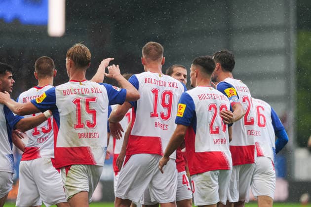 Torjubel Holstein Kiel nach Tor zum 1:1 Phil Harres (Holstein Kiel, 19) GER, Holstein Kiel vs. 1. FC Nürnberg, Fußball, 2. Bundesliga, Spieltag 04, Saison 2026 2027, 05.09.2026 DFL REGULATIONS PROHIBIT ANY USE OF PHOTOGRAPHS AS IMAGE SEQUENCES AND OR QUASI-VIDEO GER, Holstein Kiel vs. 1. FC Nürnberg, Fußball, 2. Bundesliga, Spieltag 04, Saison 2026 2027, 05.09.2026 Kiel *** Holstein Kiel celebrates after scoring the 1-1 goal by Phil Harres, Holstein Kiel, 19 GER, Holstein Kiel vs. 1. FC Nürnberg, soccer, 2. Bundesliga, Matchday 04, 2026–2027 season, September 5, 2026 DFL regulations prohibit any use of photographs as image sequences and or quasi-video GER, Holstein Kiel vs. 1. FC Nürnberg, soccer, 2. Bundesliga, Matchday 4, 2026–2027 season, September 5, 2026, Kiel Copyright: xEibner-Pressefoto MarcelxvonxFehrnx EP_MFN