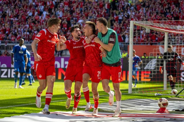 05.09.2026, xdaymx, Fussball 2.Bundesliga, 1.FC Kaiserslautern - SV Darmstadt 98. Torjubel zur 1:0 Führung. vl., Paul Joly (1.FC Kaiserslautern)Vorlagengeber Semih Sahin (1.FC Kaiserslautern), Torschütze Mario Sauer (1.FC Kaiserslautern) und Auswechselspieler Erencan Yardimci (1.FC Kaiserslautern) Kaiserslautern *** September 5, 2026, xdaymx, Soccer, 2. Bundesliga, 1. FC Kaiserslautern vs. SV Darmstadt 98, Goal celebration after taking a 1–0 lead, Paul Joly (1. FC Kaiserslautern), assist by Semih Sahin (1. FC Kaiserslautern), Goal scorer Mario Sauer, 1. FC Kaiserslautern, and substitute Erencan Yardimci, 1. FC Kaiserslautern, Kaiserslautern